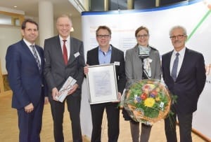 Preisträger und Laudator (v.l.n.r.): Minister Olaf Lies, Samtgemeinde Bürgermeister Neuenhaus Günther Oldekamp, Thomas Nerlinger, Andrea Hildner, Abteilungsleiter Harald Lesch