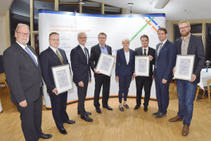 Preisträger und Laudatoren (v.l.n.r.): Verbandsdirektor Georg Litmathe, Ingo Kurbjuhn, 1. Platz, Projekt "Niedersachsen - mobiles Land", Wiefelstede, Abteilungsleiter Harald Lesch, Thomas Nerlinger, 2. Platz, Projekt "Dorfgemeinschaft 2.0", Nordhorn, Dr. Sabine Johannsen, Vorstandsmitglied der NBank, Lutz Igelmann, 3. Platz, "Wohnprojekt Landwehrviertel", Osnabrück, Minister Olaf Lies, Lucas Wienholt, Sonderpreis, Projekt "lütt und lose",Oldenburg. 